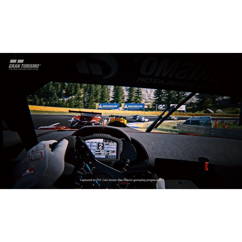 Captura de pantalla del gameplay de Gran Turismo 7 en PlayStation 4 mostrando una emocionante carrera en pista.